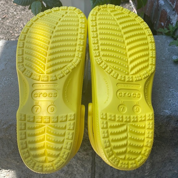 New yellow CROCS - Picture 7 of 7